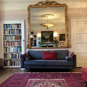With Parking, Original Art And Antiques Apartment