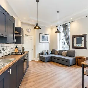 Traditional 3 Bedroom Quiet Duplex Flat By High St, Trams And Buses - Just 1-5 Miles To Centre Apartment