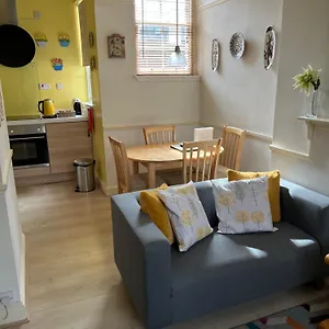 The Cosy Courtyard Apartment